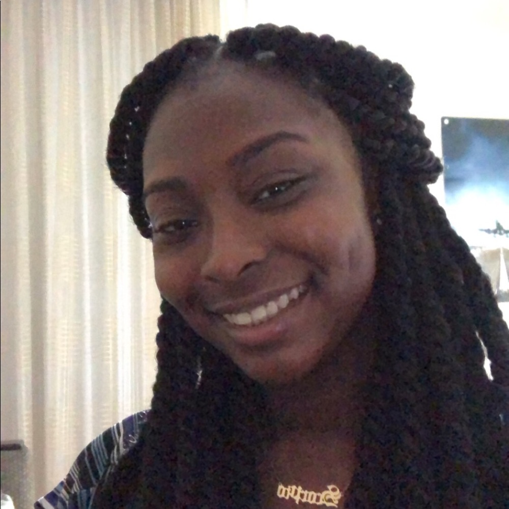 Meet your Posher, Claudia